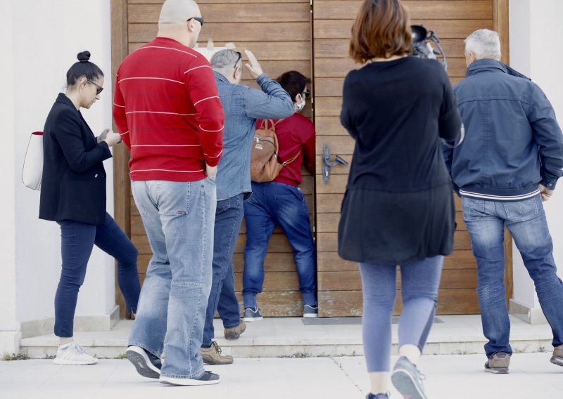 Nadbiskupija se ispričala zbog ponašanja svećenika sa Sirobuje, a Božinović najoštrije osudio napad na novinarku