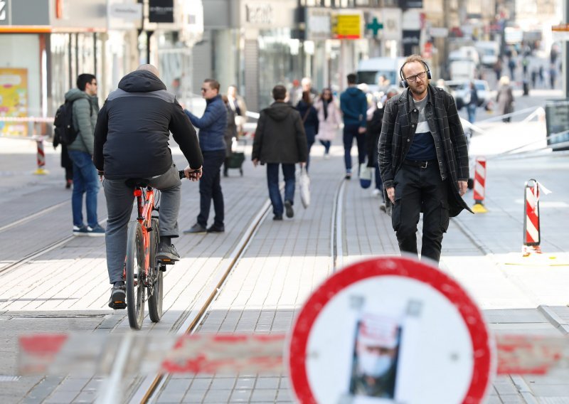 Centar Zagreba je pun ljudi, a jesu li na propisanoj udaljenosti - prosudite sami