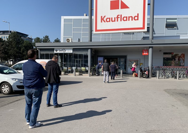 Kaufland uveo kukce na police; umjesto klasičnih ćevapa nude burger od kukaca, hrskave cvrčke...