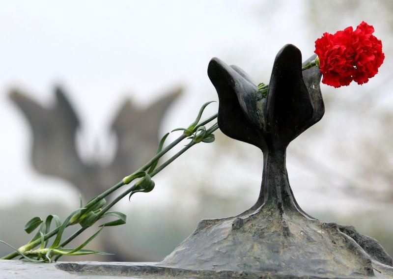 Nakon šest godina cijeli državni vrh i predstavnici žrtava na komemoraciji u Jasenovcu