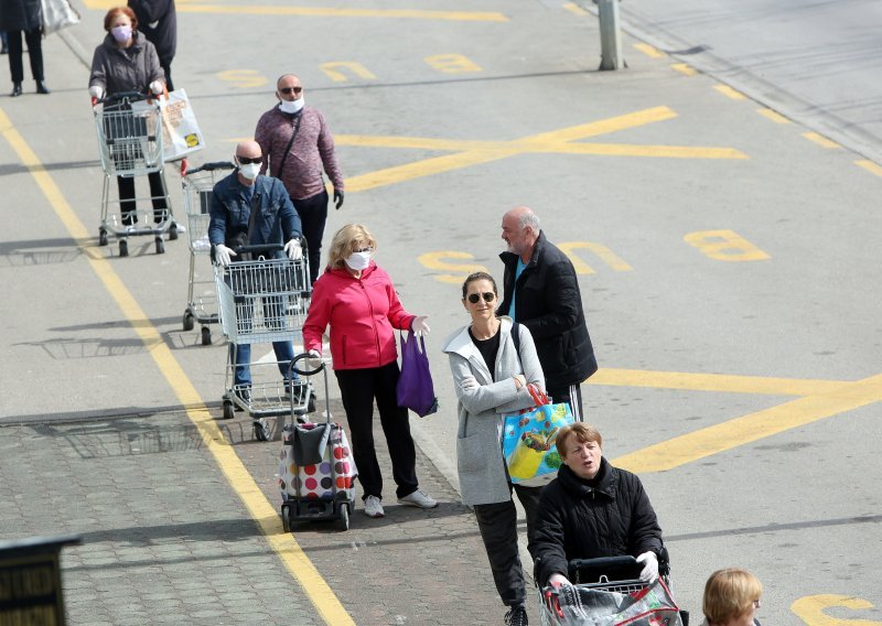 Nakon popuštanja povećan promet u trgovini i ugostiteljstvu, ali godišnji pad  i dalje ogroman