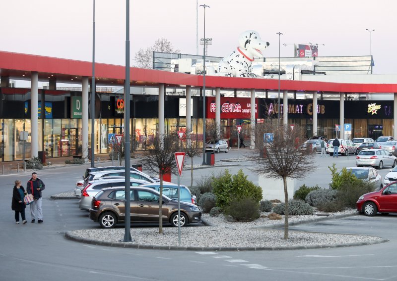 I po trgovačkim centrima otvoreno je dosta dućana, ovo je popis s radnim vremenom