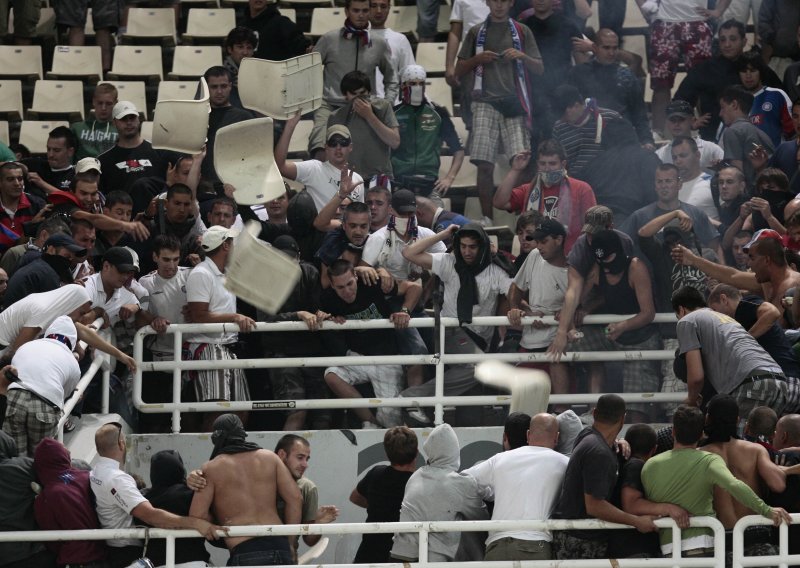 Torcida zasula policiju bakljama i topovskim udarima