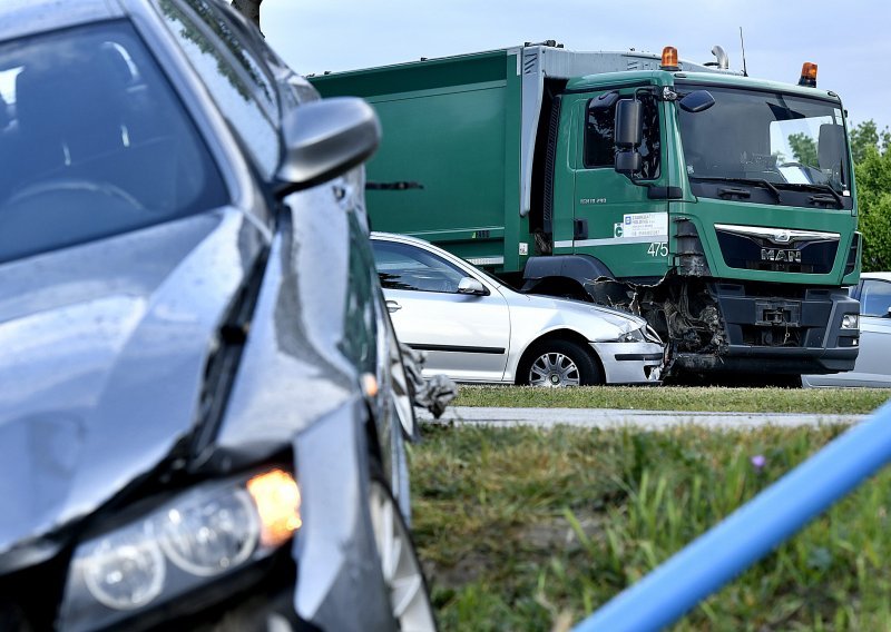 Na Zagrebačkoj aveniji sudarila se četiri automobila i vozilo Čistoće