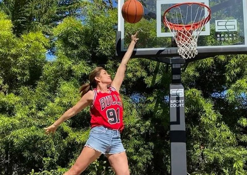 Cindy Crawford uskočila u 30 godina star dres kultnog NBA igrača Dennisa Rodmana i pokazala svoje košarkaške vještine