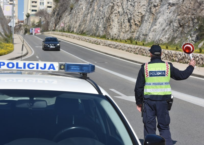 Pripita djevojka koja nikad nije položila vozački vozila odjavljeni automobil te s društvom završila na krovu; pukom srećom nitko nije teže ozlijeđen