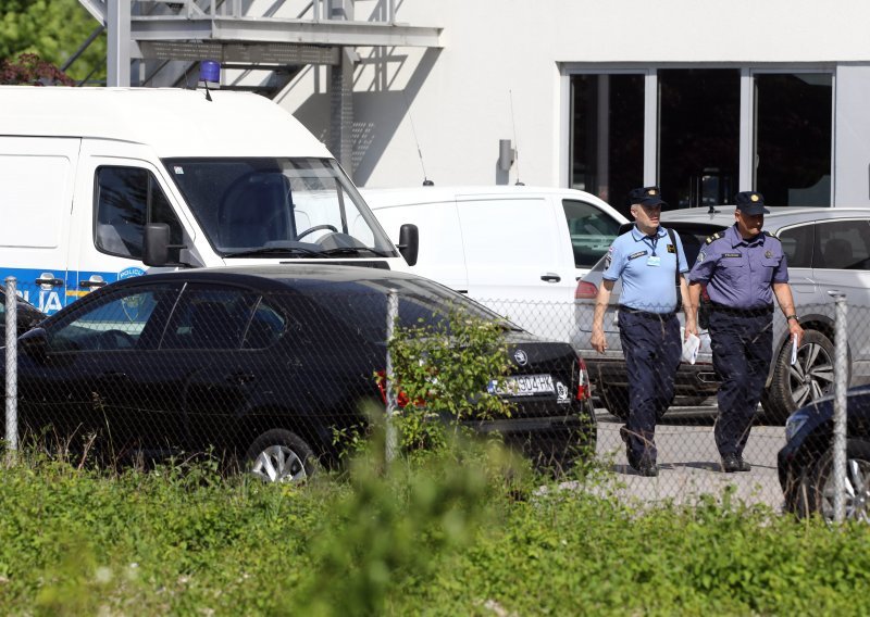 Čovjek dovezao automobil na servis jer mu stružu kotači, a serviseri našli bombu: Nakon evakuacije policija ju deaktivirala