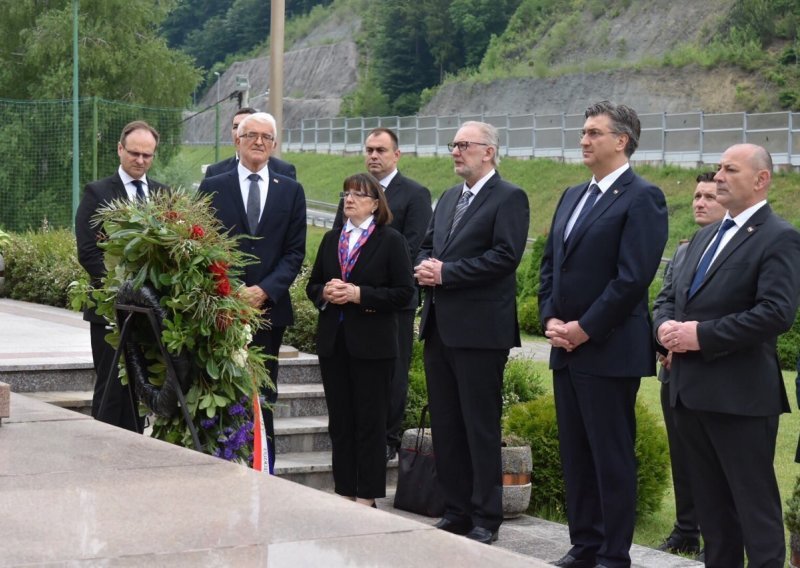 Plenković položio vijence na Maclju pa ponovio osudu masovnih zločina komunističkog režima