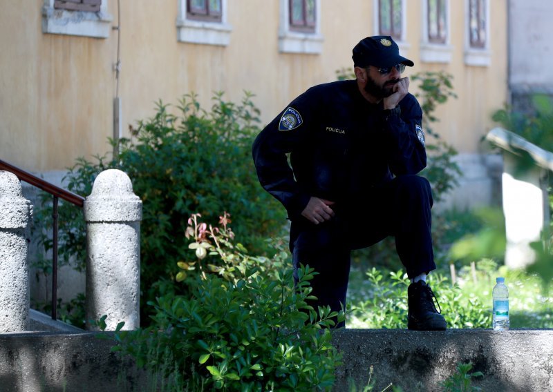 Policija dočekala provalnice u stan oštećen potresom