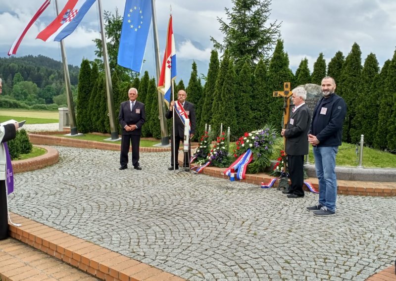 Položeni vijenci i zapaljene svijeće u Bleiburgu