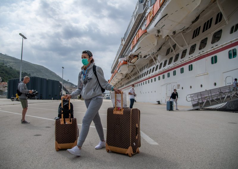 Počelo iskrcavanje s kruzera Carnival Magic u Dubrovniku