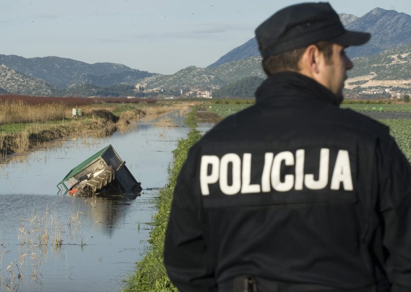 Traktorist upao u kanal i poginuo