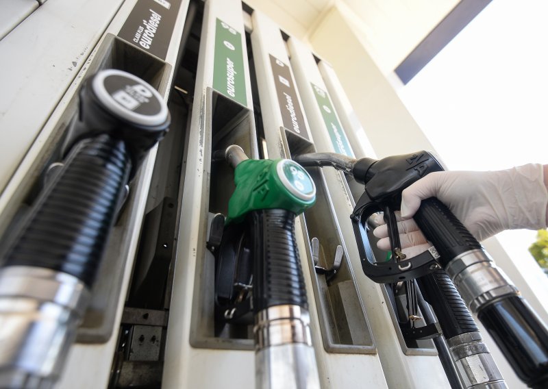 Litra benzina u mjesec dana poskupila skoro za kunu, a u idućim mjesecima cijene mogu ići samo u jednom smjeru