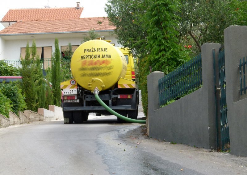 Godinama ljudima čisti septičke jame u Zadru i okolici, a fekalije baca gdjegod stigne; napokon je optužen za onečišćenje okoliša