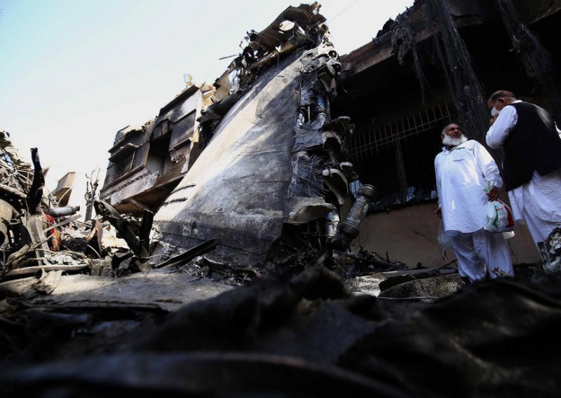 Srušeni pakistanski avion tri puta udario pistu pri prvom slijetanju