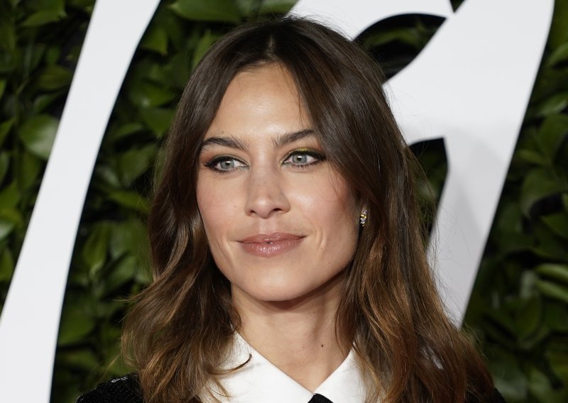 Modna ikona Alexa Chung prisjetila se svoje najveće beauty pogreške zbog koje i danas žali