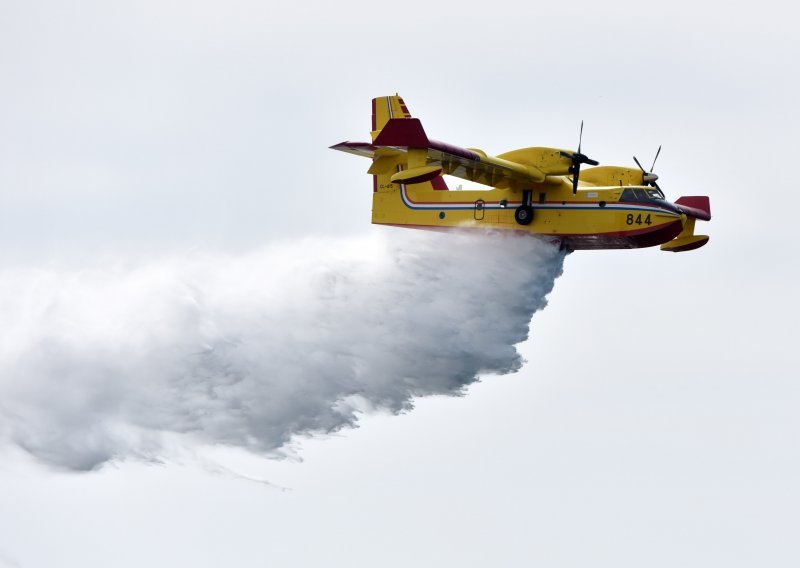 Požar na Braču, gasi ga Airtractor