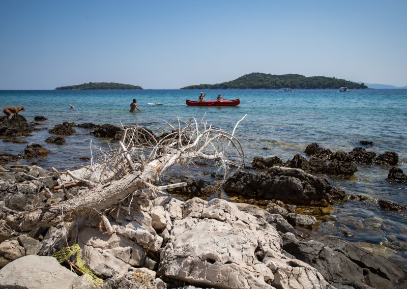 Fekalije 'iscurile' na Prižbi; nema kupanja u moru do daljnjeg