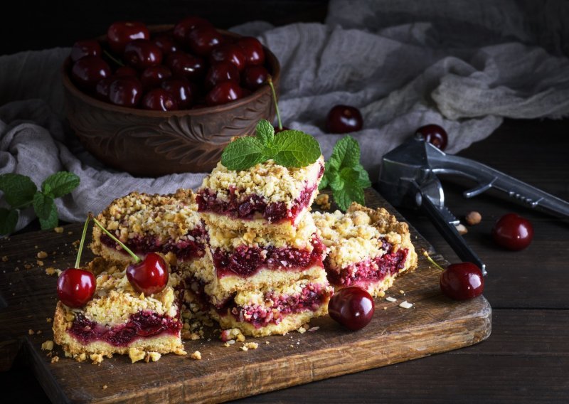 Donosimo vam recept za brzi i preukusni kolač s višnjama, gotov za samo 10 minuta