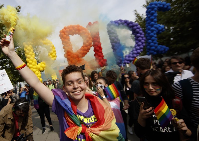 Bečani na prozorima izrazili potporu LGBTIQ osobama