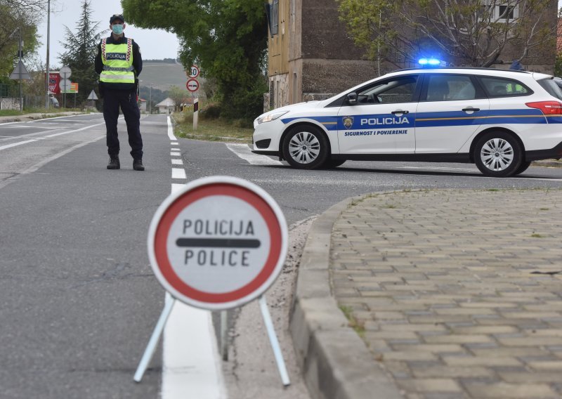 Mladić na Krku bez položenog vozačkog ispita srušio s motora par Nijemaca i pobjegao; uhićen je