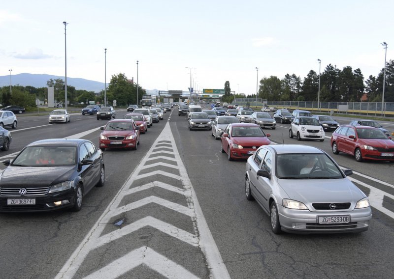 Gust promet prema moru; prometne nesreće na Jadranskoj magistrali na autocesti Rijeka-Zagreb