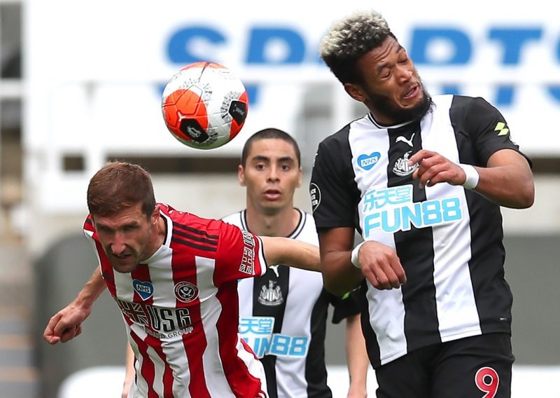 Newcastle se mučio gotovo sat vremena, a onda s igračem više 'torpedirao' Sheffield