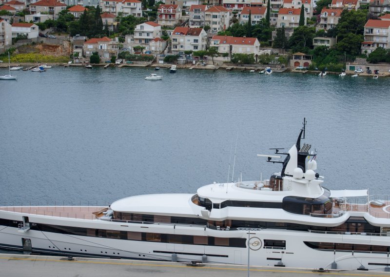 Superjahta 'Lady S' s parkiranim Rolls-Royce automobilom na vrhu heliodroma plijenila pažnju Dubrovčana