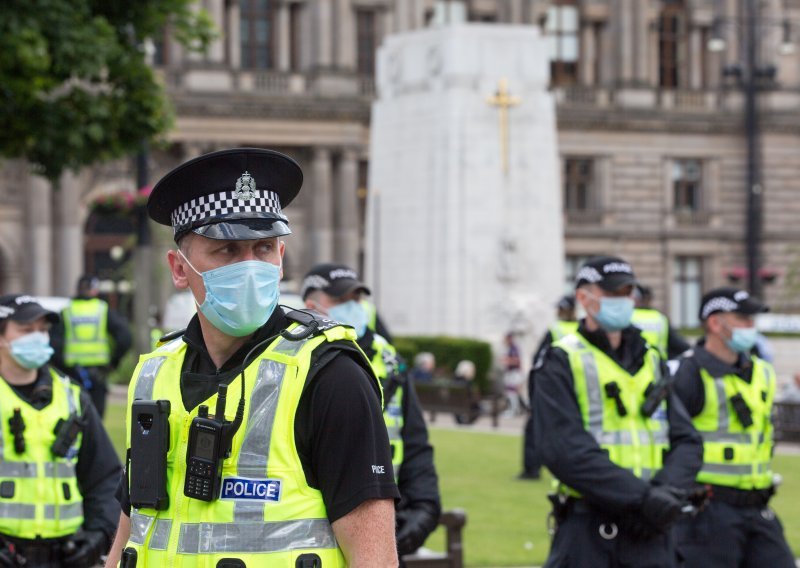 U Londonu policija prekinula zabavu na brodu, a u Njemačkoj partijali na otvorenom