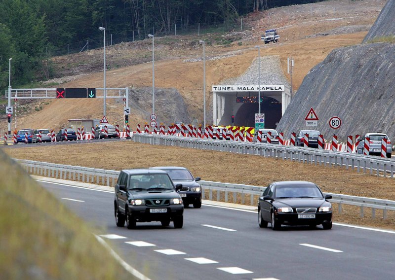 Jak olujni vjetar zatvorio autocestu između Svetog Roka i Posedarja; stvaraju se i kolone u smjeru mora