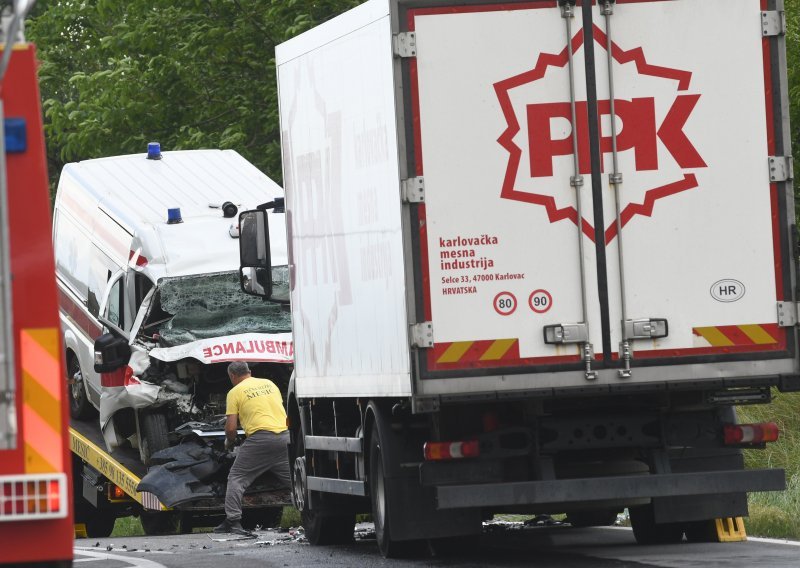 U sudaru sanitetskog i teretnog vozila dvoje mrtvih, tri osobe teško ozlijeđene