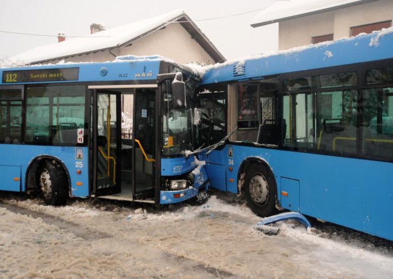 Tri putnice teže ozlijeđene u sudaru dvaju autobusa ZET-a