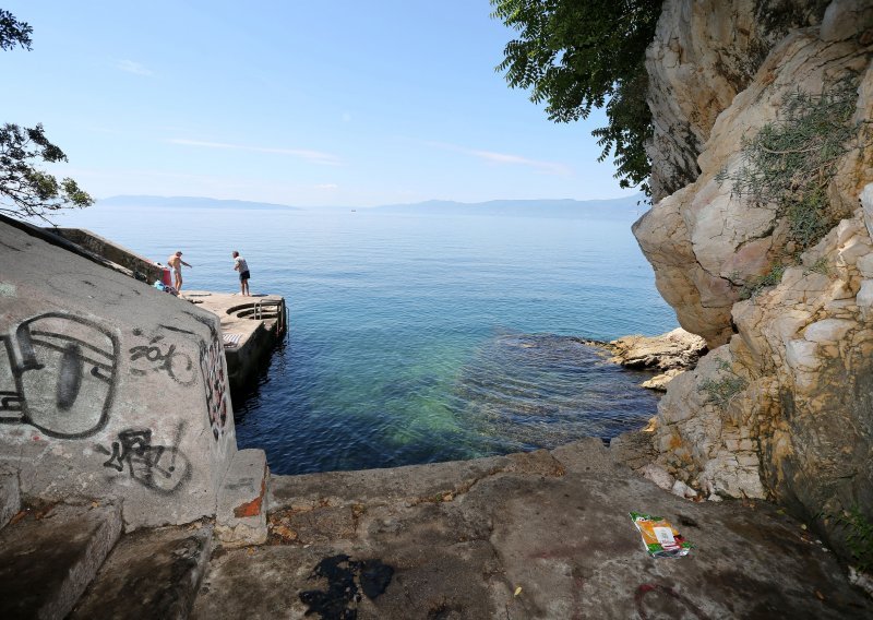 Na plaži u Rijeci utopio se muškarac; u more su ga navodno bacili pijani prijatelji