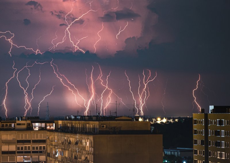 Nebo nad Zagrebom u srijedu navečer bilo je prošarano munjama, a niti je grmjelo, niti je padala kiša. Što se zapravo dogodilo?