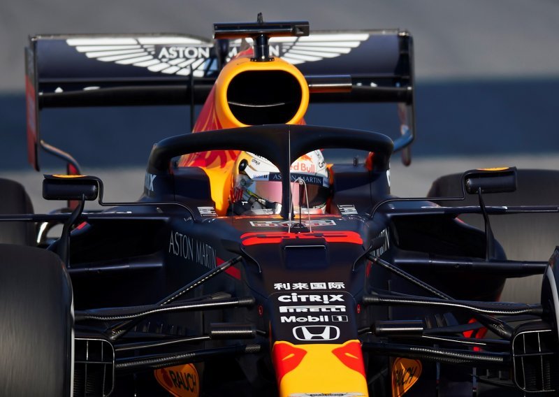 Mercedesovi bolidi dominiraju, a mladi Max Verstappen povukao riskantan potez kako bi im pomrsio račune; jedini od najboljih se to usudio napraviti...