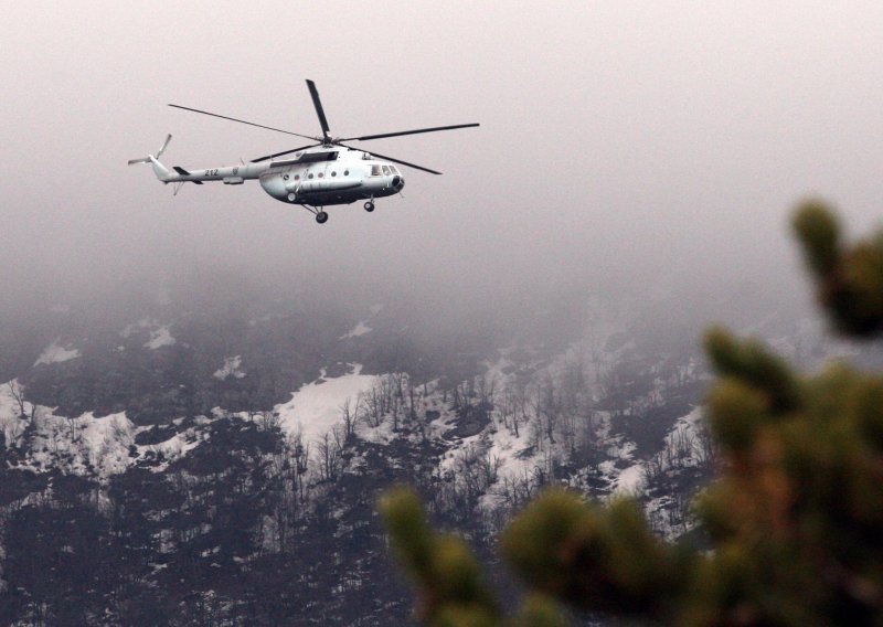 200 ljudi i tri helikoptera traga za pilotima