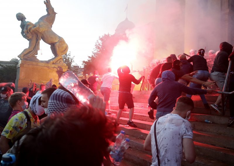 [FOTO/VIDEO] Nasilje na ulicama Beograda: Prosvjedi okončani nakon šest sati, ozlijeđeno najmanje četvero novinara