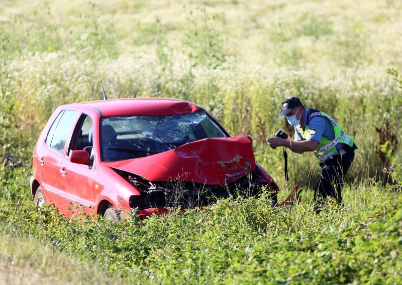 U sudaru dva automobila i motocikla kod Karlovca poginula jedna osoba