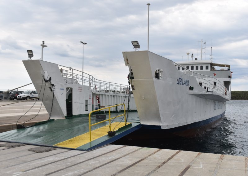 Promet i prihodi od karata Jadrolinije u prvoj polovici godine upola manji