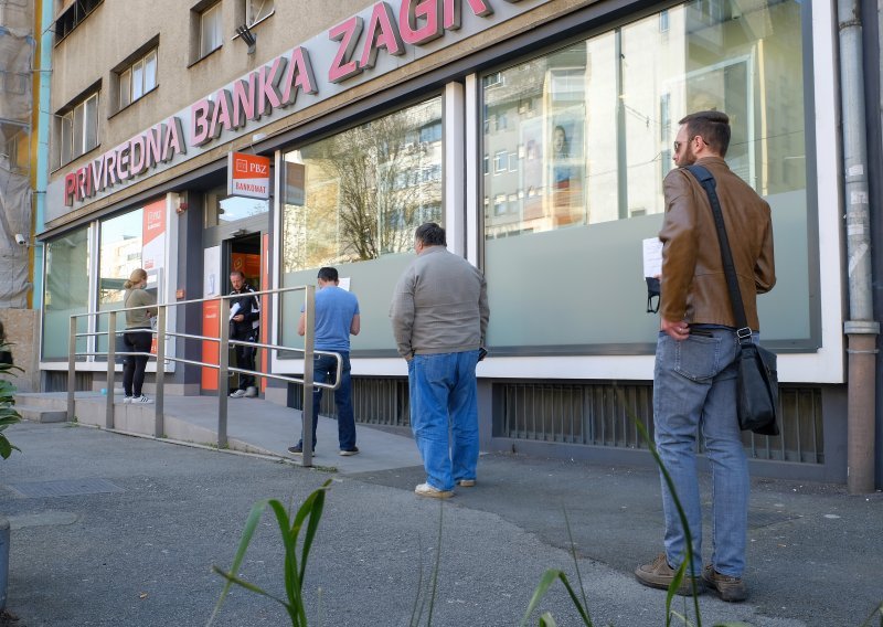 Dobit PBZ-a prepolovljena, neto prihodi slabiji 8,5 posto