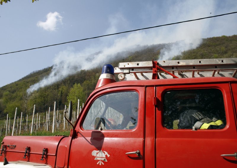 Pet požara ugašeno, kod Zatona još gori