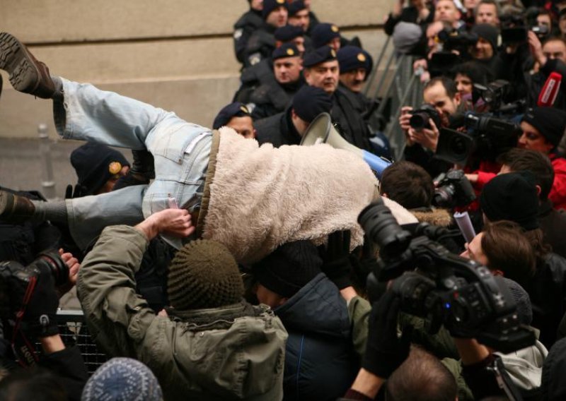 Privedeni organizator prosvjeda i čovjek - ovca!