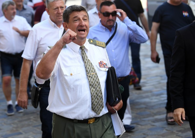 Željko Sačić ušetao se u Sabor u uniformi, objasnio nam je zašto: To rade i kolege u Americi i Izraelu, taj kostim sam odjenuo sad i tko zna kad opet