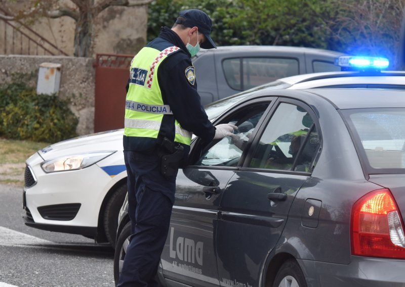 Muškarac koji je divljao po Kaštelima te bježao policiji već od ranije ima preko 100 kaznenih i prekršajnih prijava; sada ih je dobio još