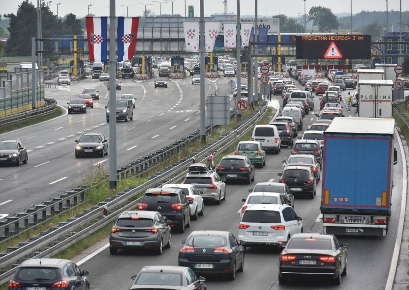 Niti loše vrijeme nije omelo turiste: Gužva na autocestama u smjeru mora