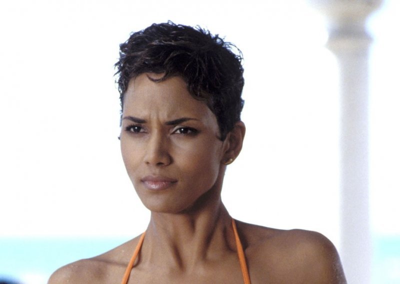 Video koji oduzima dah: Halle Berry zavodi u čipkastom bikiniju koji više otkriva nego skriva