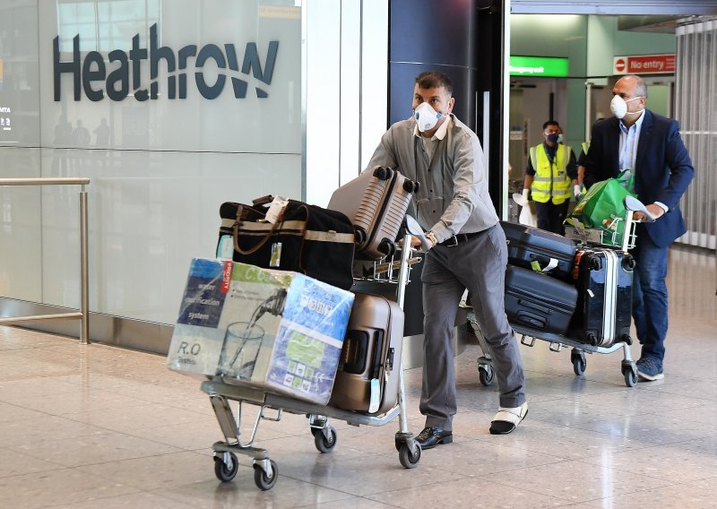 Kaos zbog žurbe britanskih turista da se vrate kući prije karantene; avionske karte i šest puta skuplje, trajekti puni...