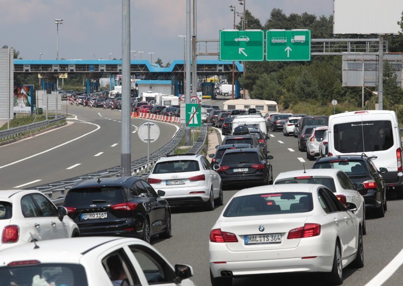 Krenuo je udarni turistički vikend: Gužva na Lučkom, graničnim prijelazima, Krčkom mostu...