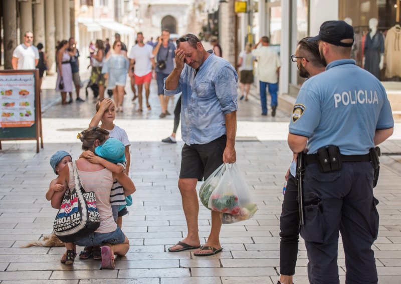 Drama u Zadru sa sretnim krajem: Njemačkim turistima izgubio se četverogodišnji sin; pogledajte trenutak ponovnog susreta