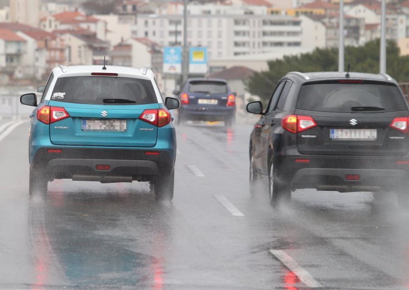 Gužva prema moru, kolona na Lučkom 2 km. Ceste su skliske, vozite oprezno!